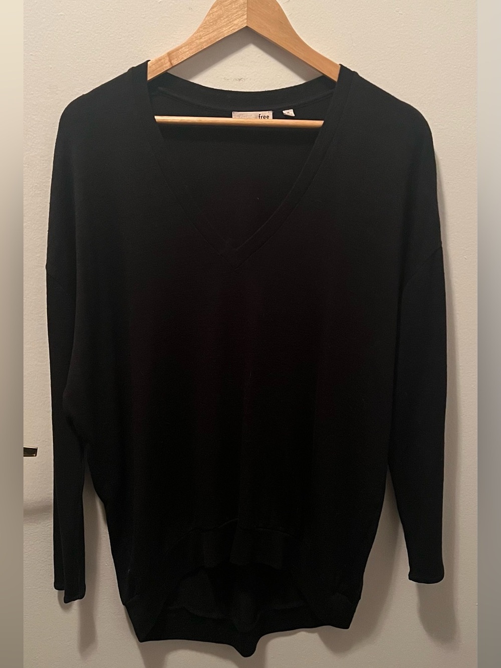 ✨Aritzia Wilfred Free Black V-Neck Knit